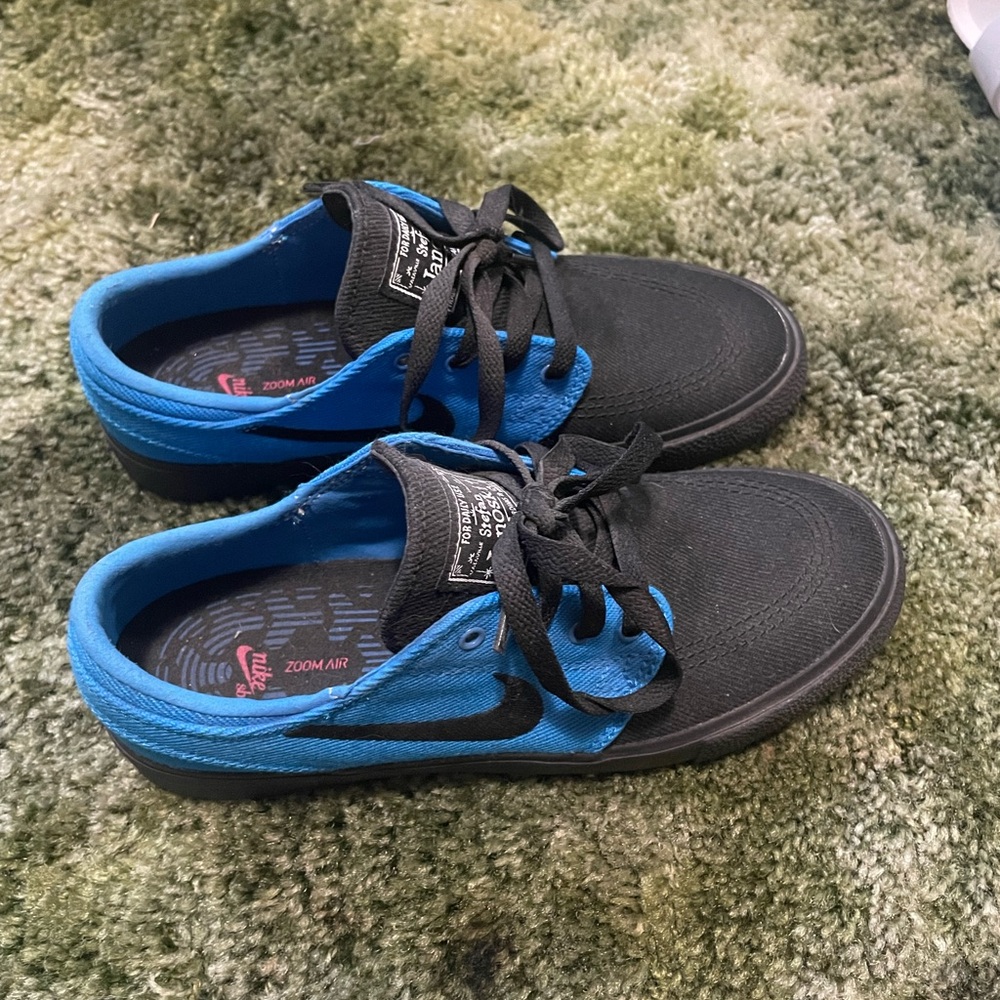 Nike Women’s Black and Blue Zoom Air Sneakers